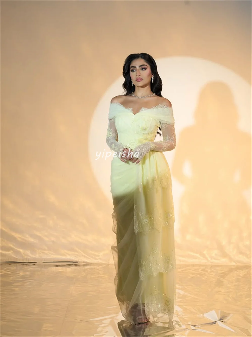 Abiti lunghi dritti con spalle scoperte in pizzo intricato stile moderno personalizzato Abiti da cerimonia su misura Moda