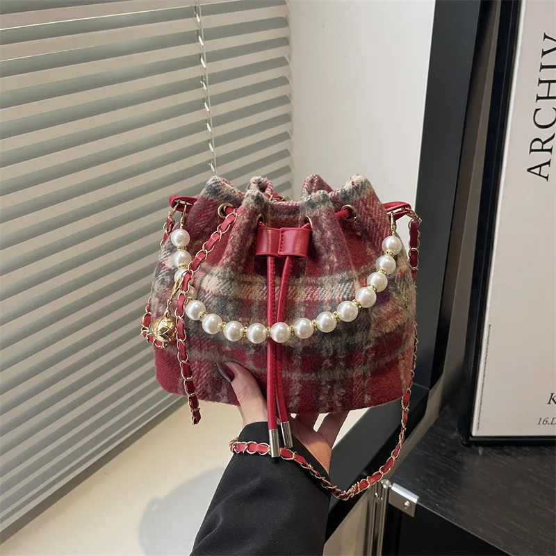 

Корейская клетчатая сумка-кроссбоди 2026: Новая женская сумка весенней коллекции, модная и стильная сумка через плечо, простая сумка-ведро на цепочке