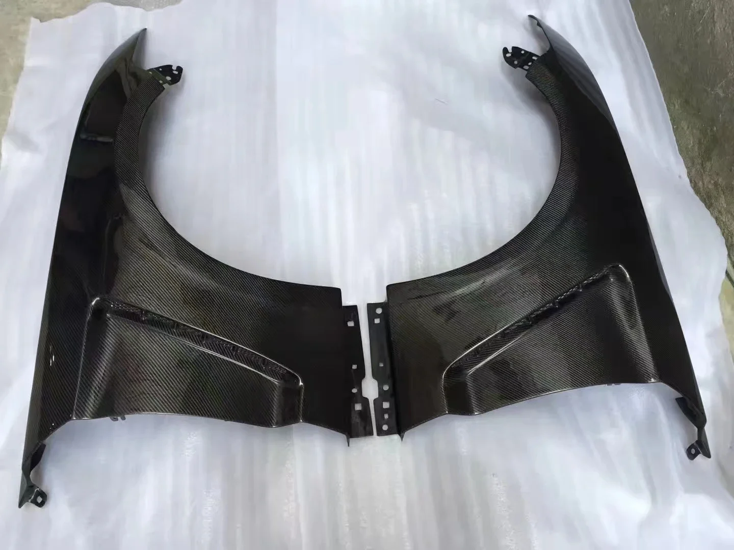 工場価格 本物のカーボンファイバー製 マスタング GT350 2018-2022用 フロントフェンダー