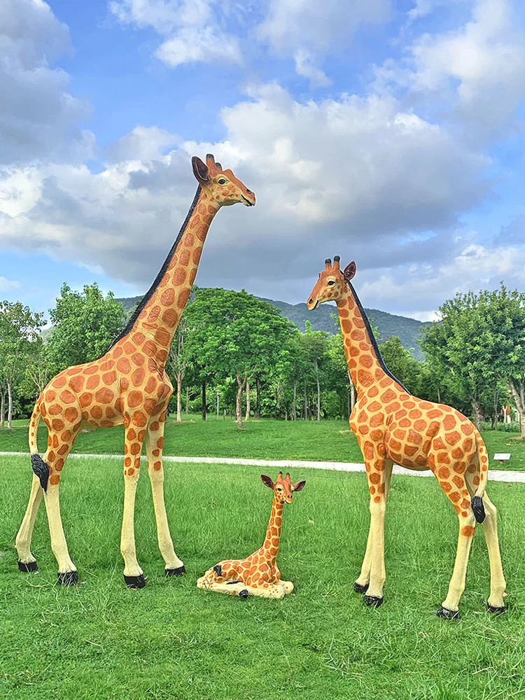 Outdoor artificial animal giraffe ornaments, large FRP sculptures, kindergarten forest landscape floor decoration sketches