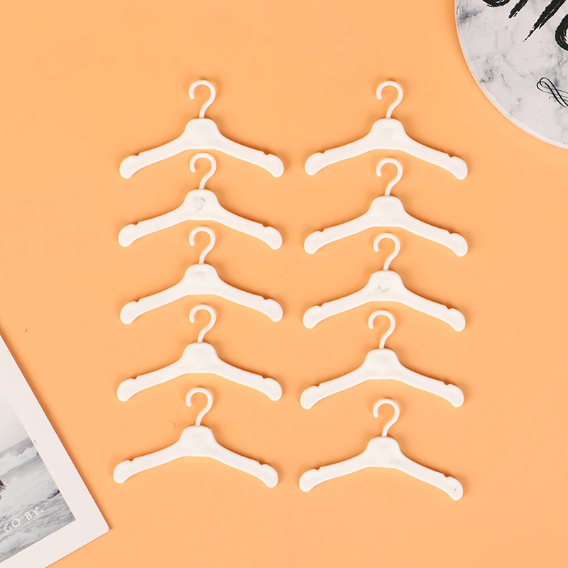 10PCS Lovely 5.5cm Doll Hangers Mini Cute Wardrobe Dress Coat Clothes Plastic Doll Pretend Play Girls Toys