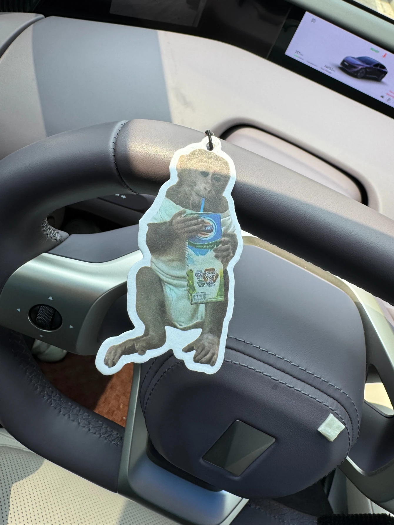 عطر القرد برلين جيرل (سلسلة العطور الفاخرة) عطر سيارة للجنسين ومعطر جو غير سام |     الزيوت العطرية الطبيعية وأقراص العطرية العطرية (نورولي/الجريب فروت/الأرز) |     نوع التعليق ويمكن استخدامه كمشبك تنفيس |     عطر يدوم طويلاً لمدة 60-90 يومًا |     إزالة الروائح الكريهة وتنقية الهواء |     مناسبة للاستخدام في السيارات والمنازل وخزائن الملابس والحمامات. |     تصميم الرسوم المتحركة الكرتونية |     نفس العطر مثل منتجات العداد |