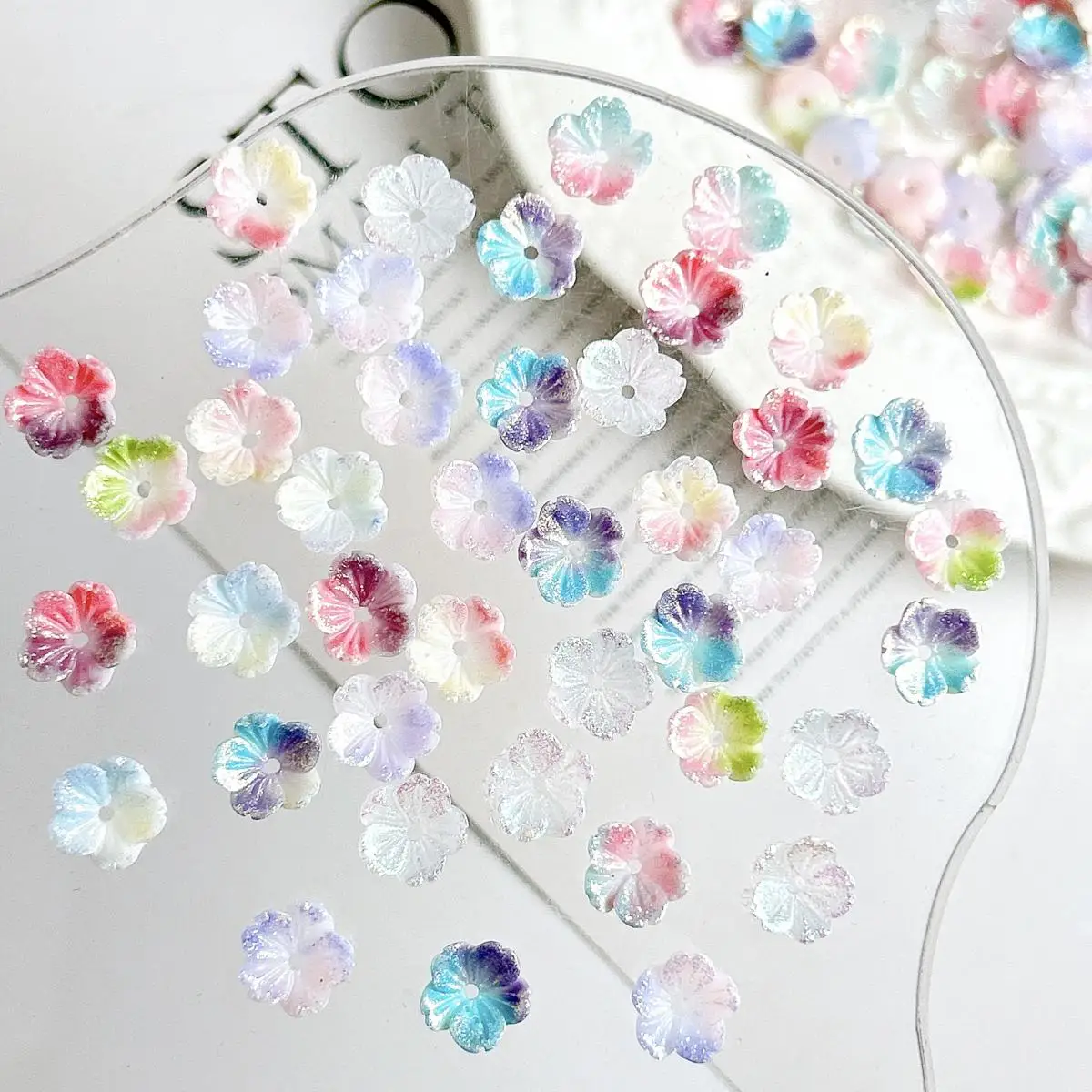 Flor de cerezo suave hueca de colores de resina 3D, decoración artística de uñas que brilla en la oscuridad, abalorios de flores brillantes para manicura DIY