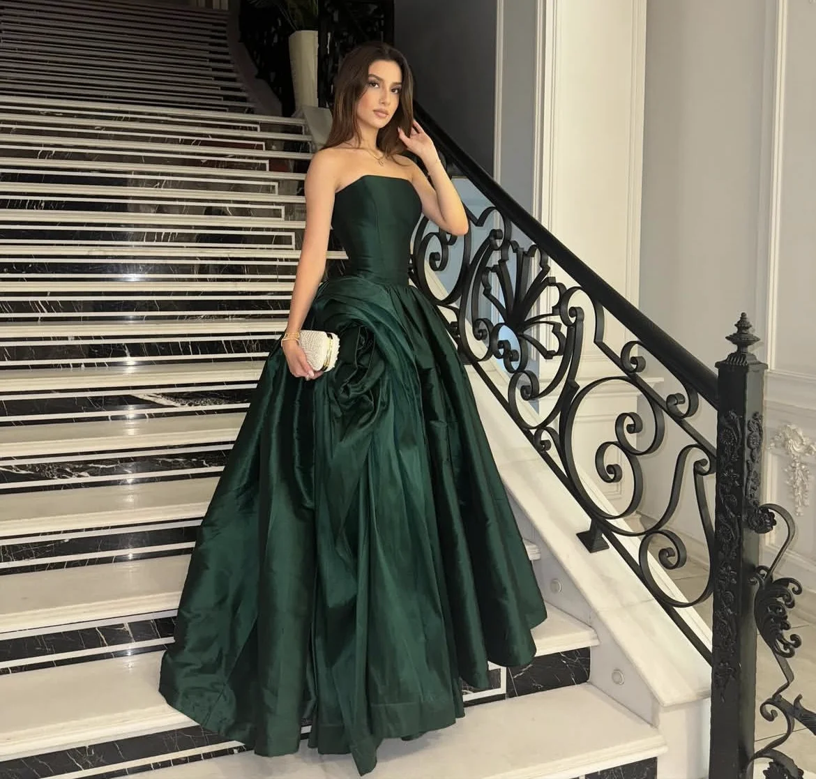 فساتين سهرة باللون الأخضر الداكن بدون حمالات بخصر عالٍ فساتين حفلة موسيقية مكشكشة من قماش التفتا