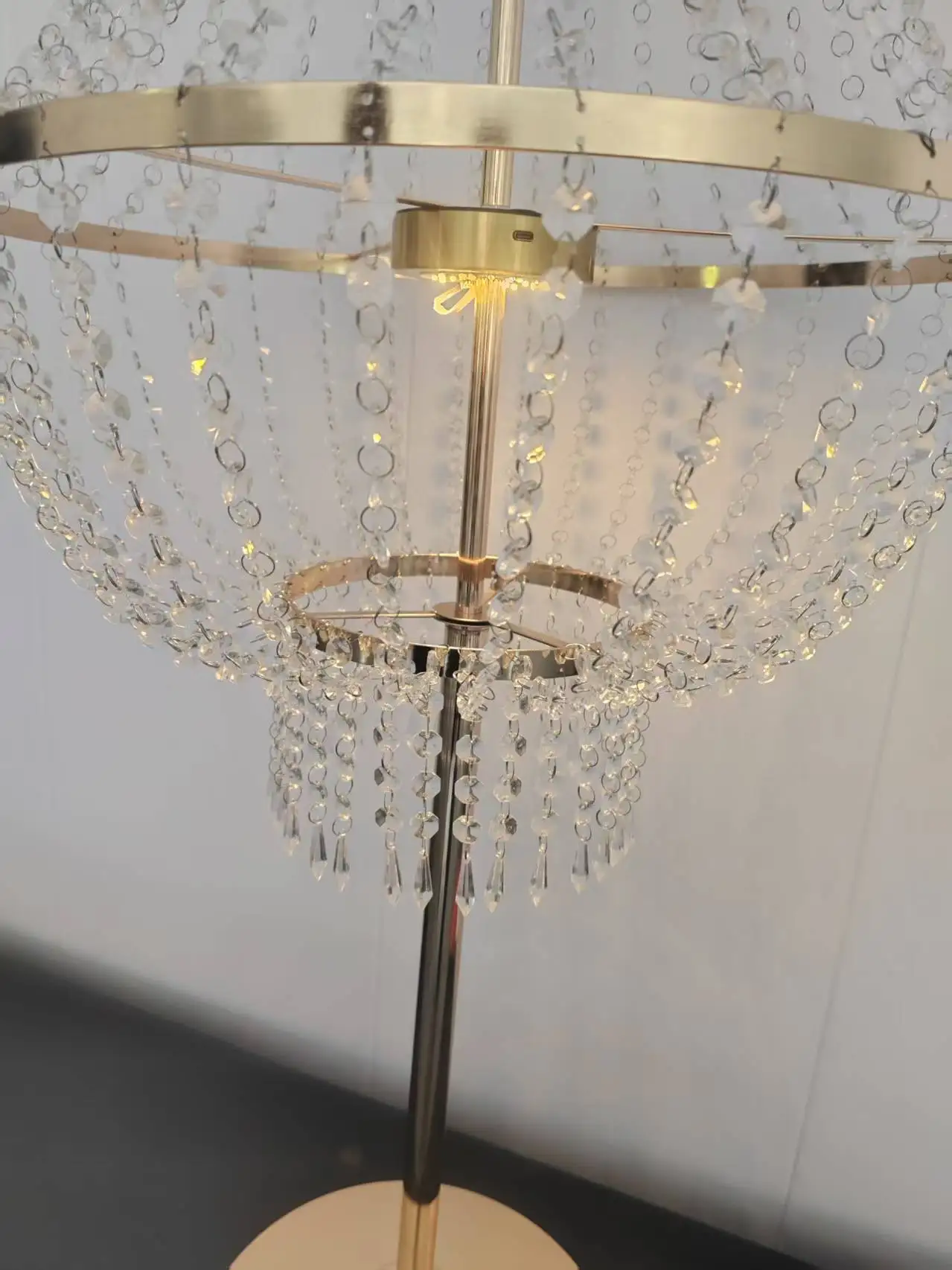 126 cm hoher goldener Metall-Blumenständer, batteriebetrieben, kabellos, für Hochzeitsfeiern, Esstischdekoration, Gangmarkierung, Ava – Detail 6
