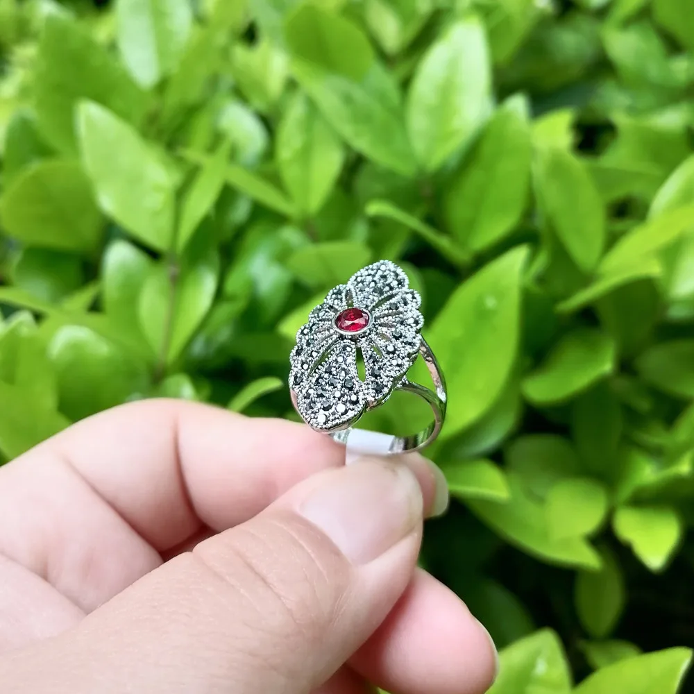 Ajojewel Red Zircon Vintage Fashion Rings 2024 Woman Luxury Flowers Design Finger Jewelry With Black Rhinestones