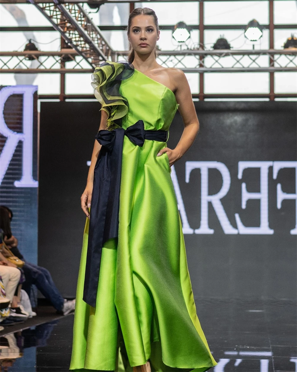 Vestidos de graduación con hendidura, vestido de fiesta asimétrico de un hombro hasta el suelo, lazos de cinturón, vestidos de noche formales de satén