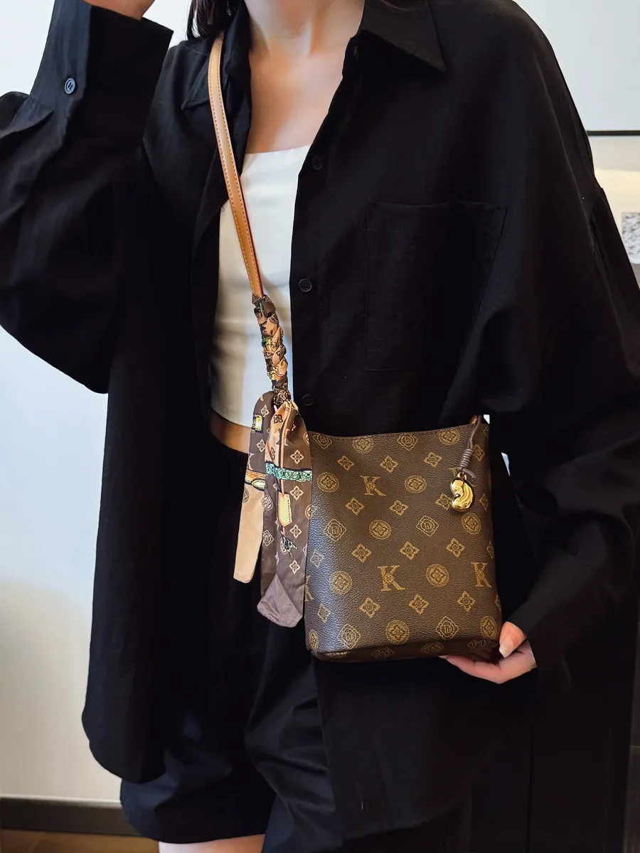 

Hot Free shipping designer for womens bags khaki brown New high-end commuting bag, hand-held single shoulder crossbody bag