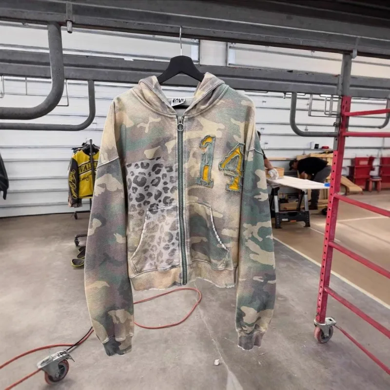 Krótka bluza z kapturem na zamek w kamuflażowy wzór leoparda, damska kurtka z haftem i efektem postarzenia, styl Y2K streetwear vintage casual.