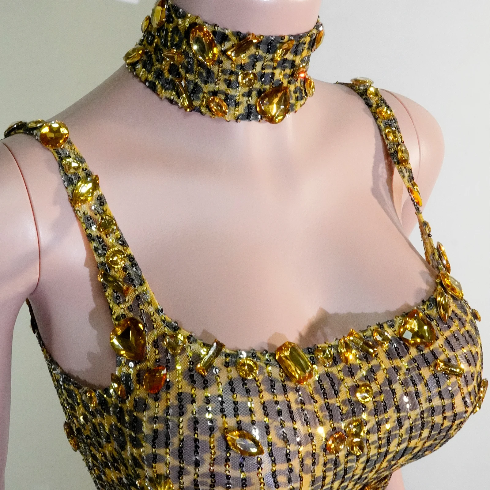 Элегантное золотое сетчатое платье с леопардовым принтом и блестками, платье со стразами, певица, сценическое празднование, вечернее выступление на сцене, трансвестит