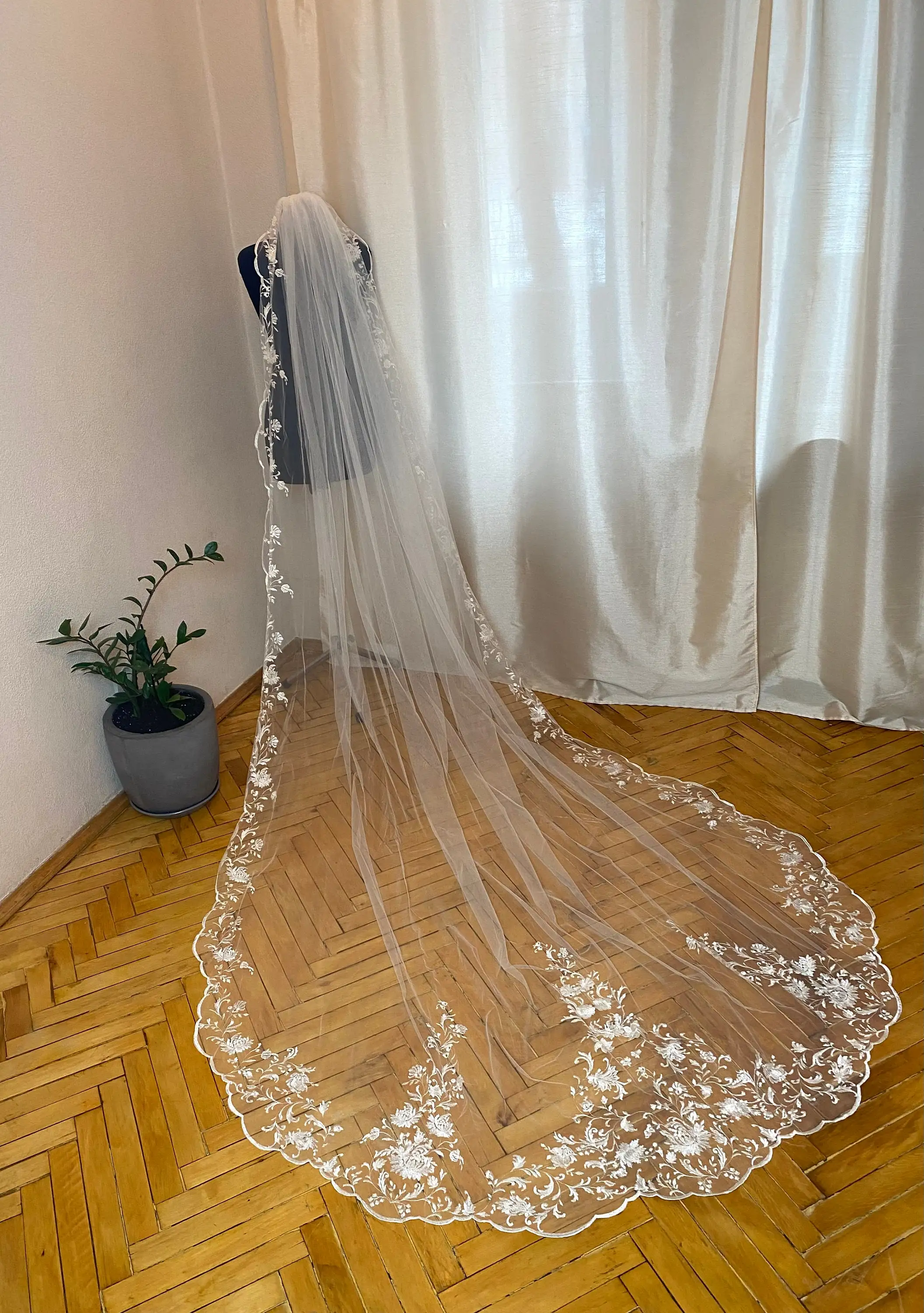 Bridal Wedding Veils Cathedral 1 Tier Floral Lace Edge Tulle With Comb White Ivory For Lawn Outdoor Wedding Customize 3M