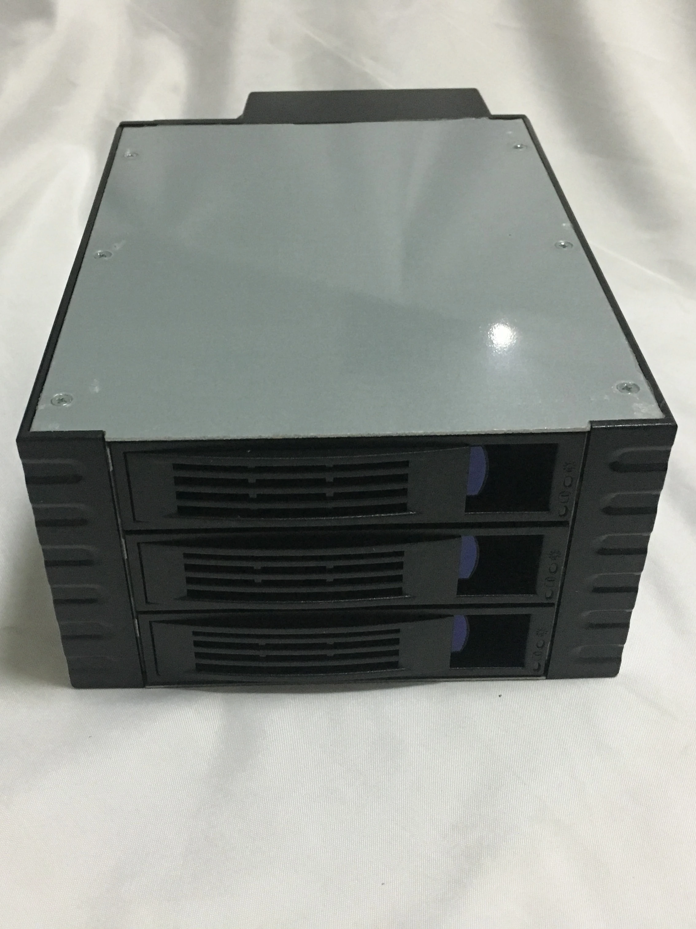 

Hot swappable hard drive cage. Case 2 optical drive expansion 3 bit 3.5-inch module with backplane. Built in NAS blackgroup glow