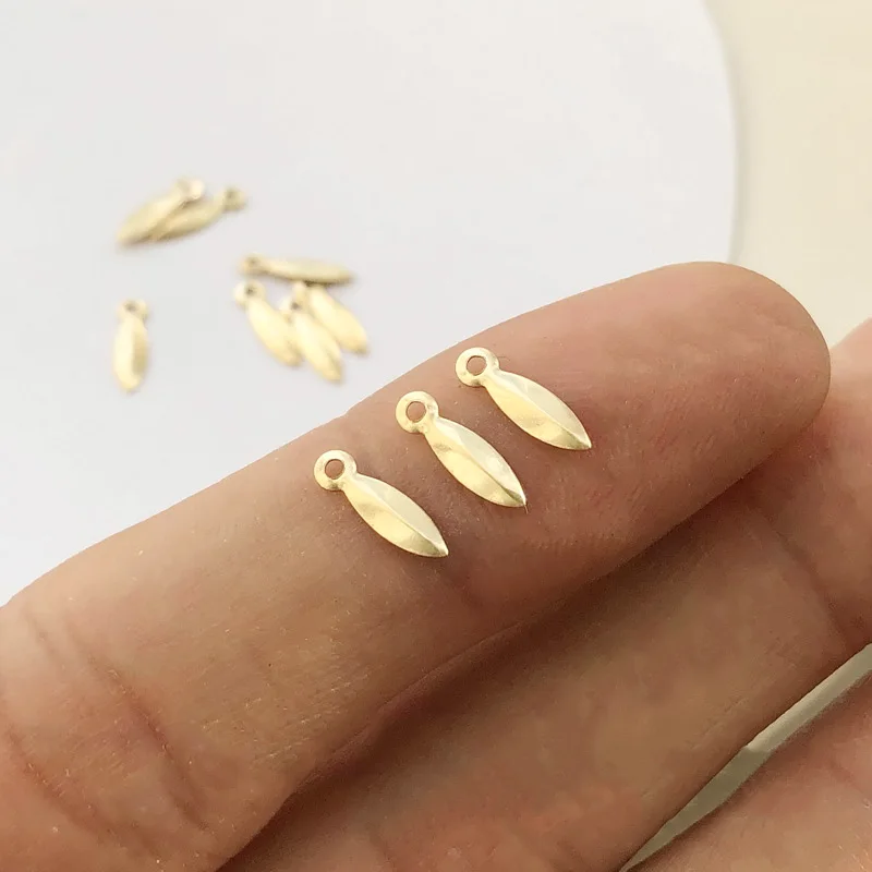 Mini ciondolo a foglia Ciondolo / ciondolo con foglia riempita in oro 14k, accessori per gioielli, 2.7X9.6 mm all'ingrosso