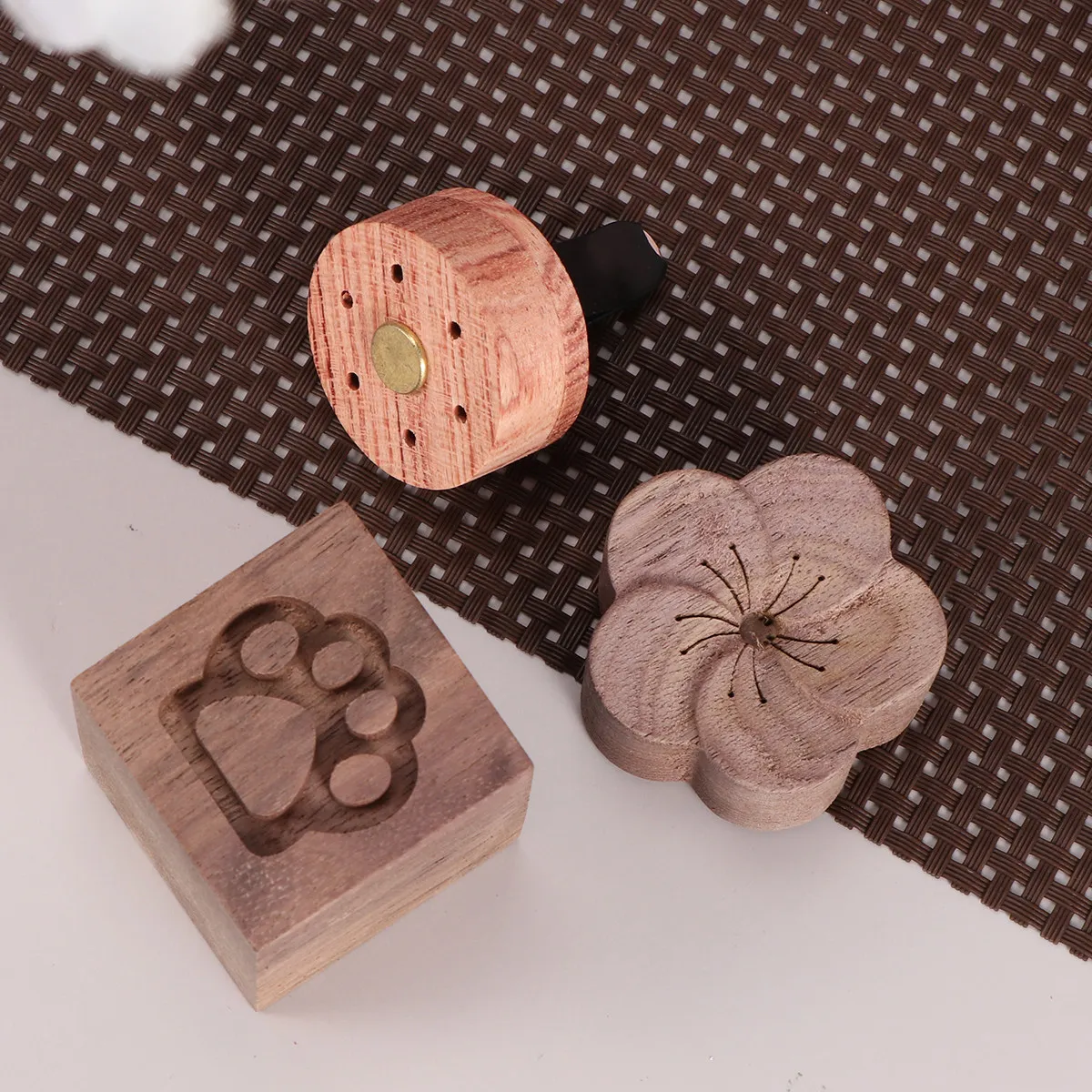 

1Pcs Aromatherapy Wood Diffuser Essential Oil Diffuser Unique Design Smoke-Free Quiet Office Plum Blossom