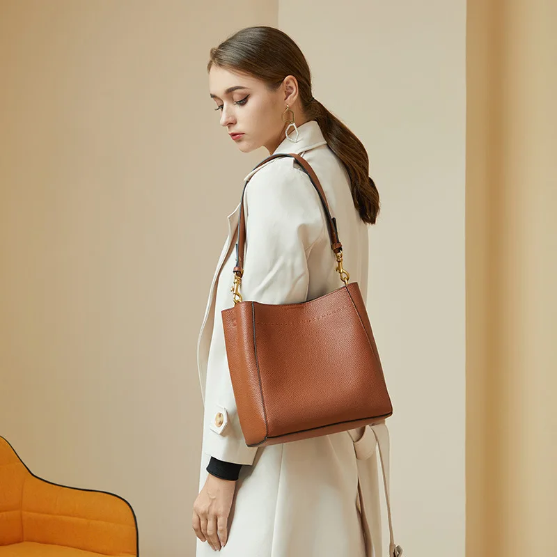 Minimalist soft genuine leather ladies' hand-held tote bag for commuting, retro large capacity waterproof shoulder bag