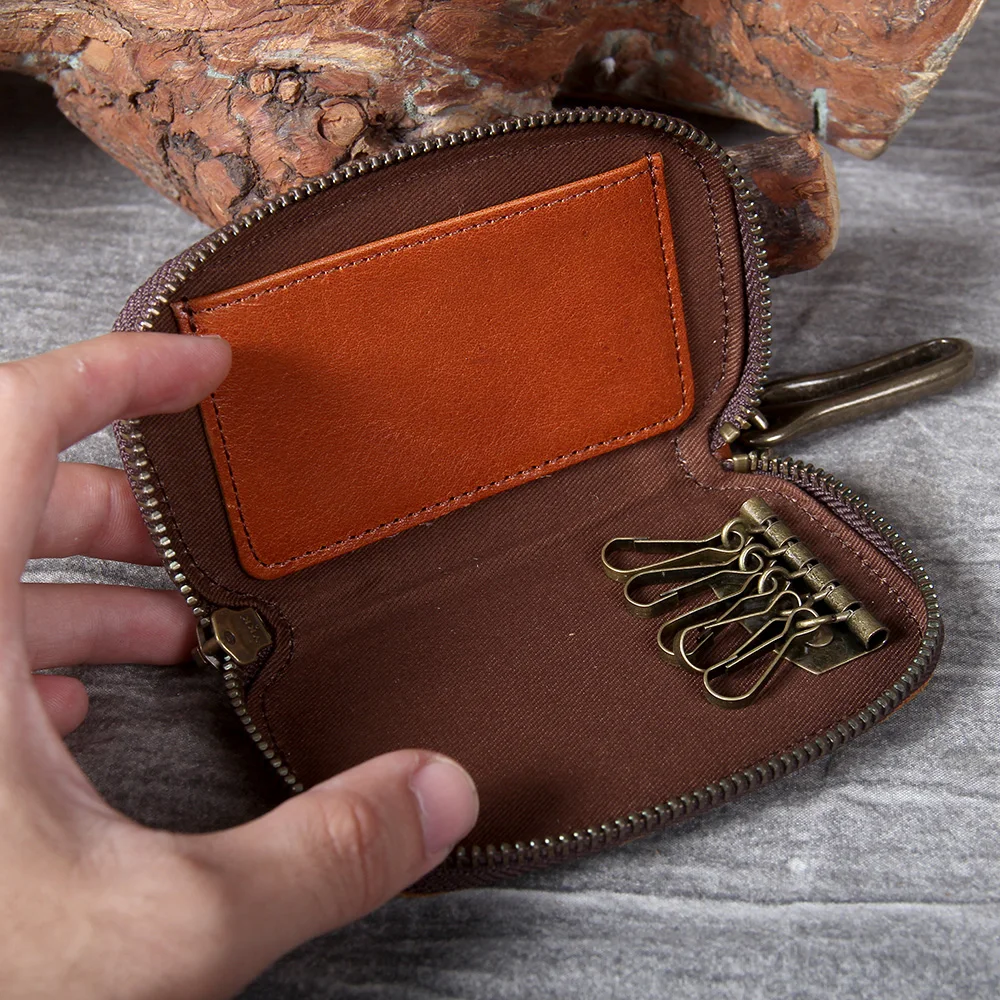 S.WORKER Handgefertigtes Echtleder-Schlüsseletui aus Vollnarbigem Rindsleder, Kartenhalter, Vintage-Schlüsselanhänger mit Messingschnalle – Detail 23
