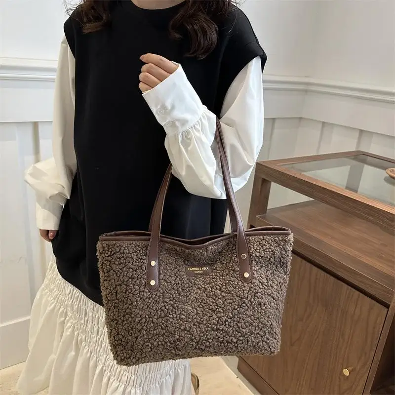 حقيبة يد أنيقة وعصرية من الفرو الصناعي، حقيبة كتف ذات سعة كبيرة لخريف وشتاء المرأة.