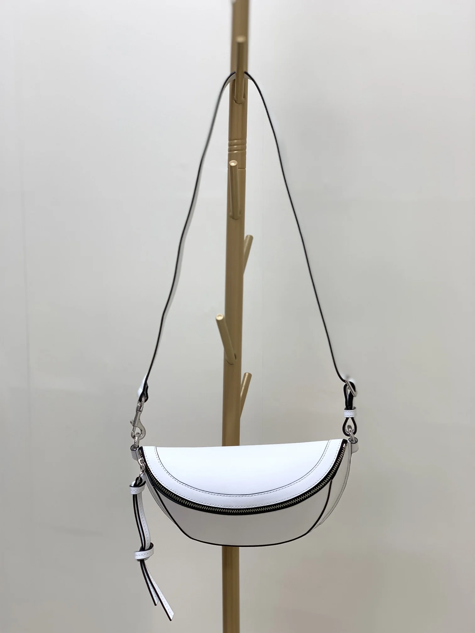 

French Niche Retro Metal Rivets Embellish Trendy Avant-garde Simple Uniset Waist Bag