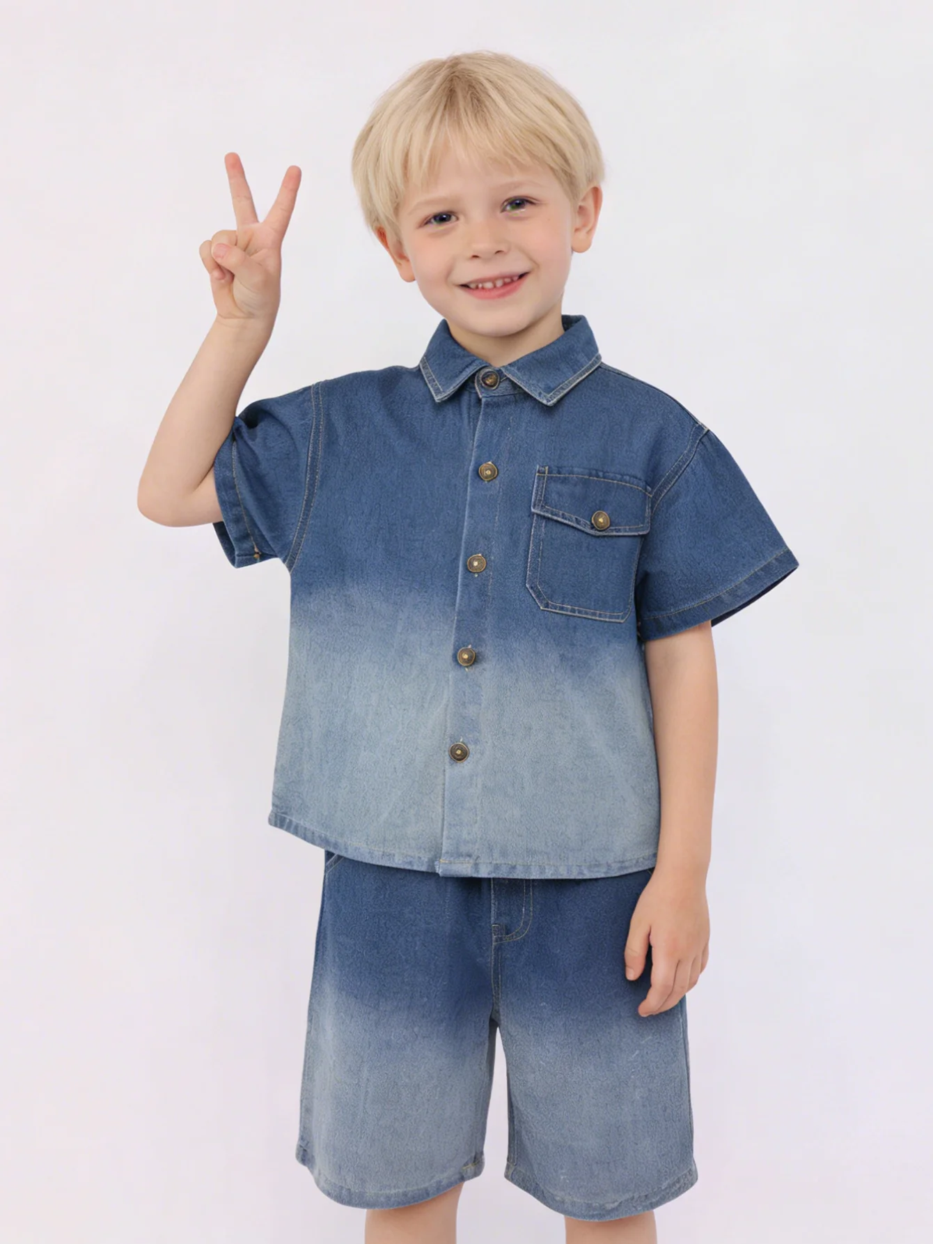 

Комплект из 2 предметов для мальчиков: джинсовая рубашка с градиентом и коротким рукавом на пуговицах + шорты. Детский повседневный летний наряд. Новинка 2026 года.