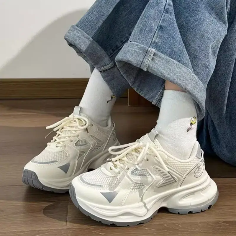 

Летние женские туфли для папы на платформе, новые белые повседневные кроссовки с сеткой, удобные универсальные вулканизированные туфли с низким берцем, дизайнерская обувь