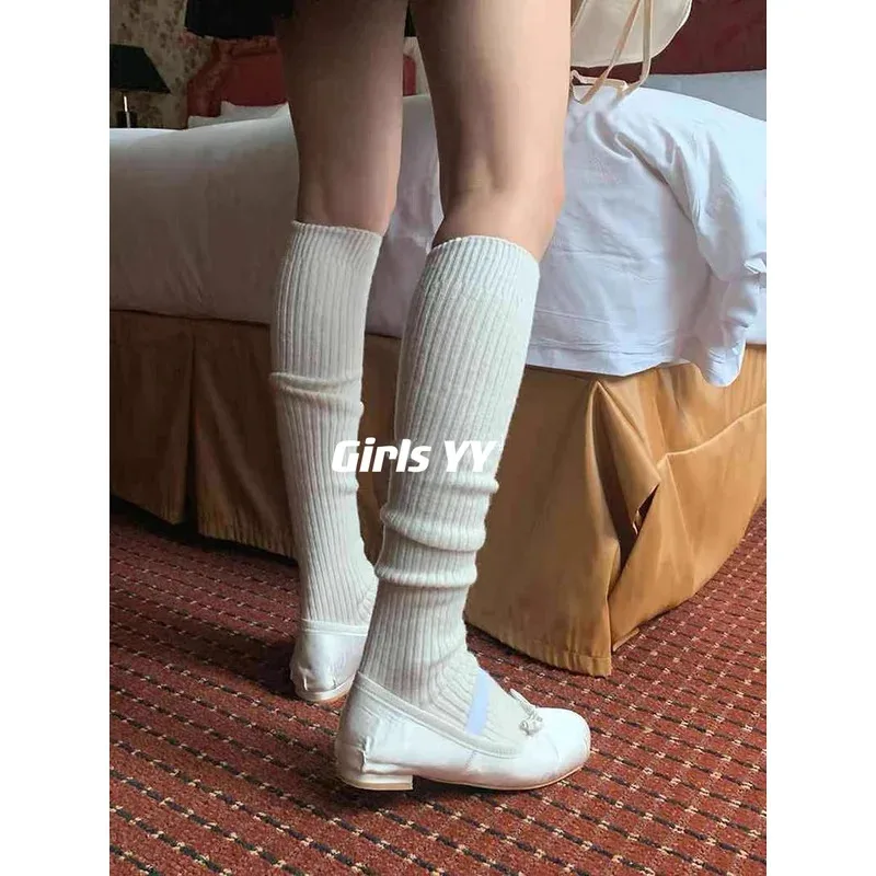 

az15Белое бандажное платье, зимние кашемировые гольфы до середины икры с вертикальными полосками