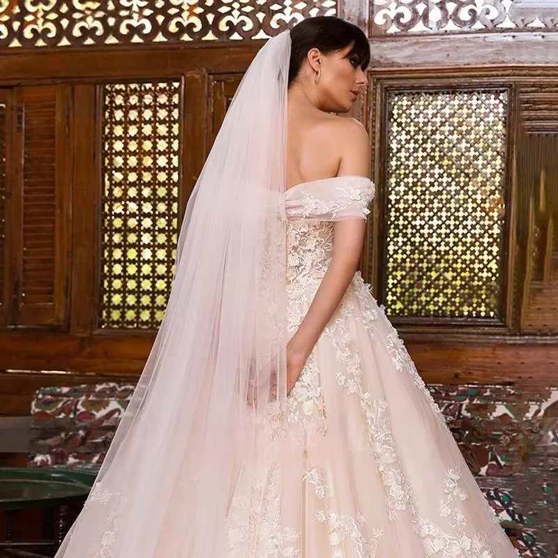 Robe de mariée trapèze en dentelle, personnalisée, élégante, de luxe, épaules dénudées, avec traîne cathédrale, 2026