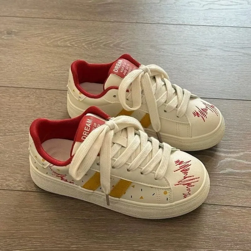 جديد أحمر كبير الرأس حذاء قماش المرأة فائقة النعومة سميكة القاع ارتداء مقاومة ربيع جديد نمط شقة الدانتيل أحذية رياضية الكبار