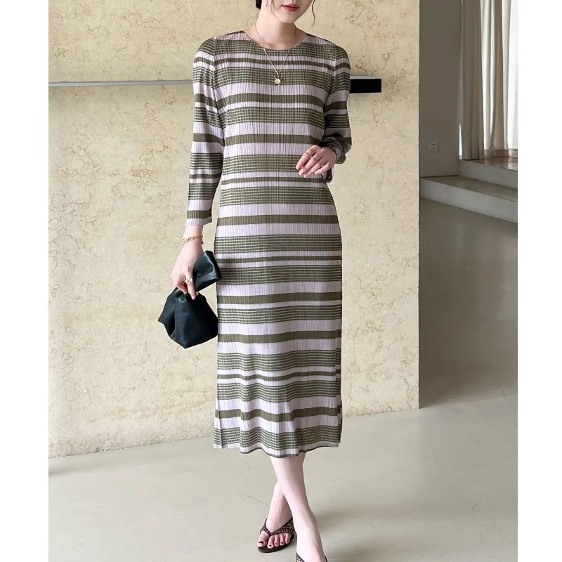 

Плиссированное платье Miyake с полосатым принтом, коллекция 2026, новинка ранней весны, элитное, с плиссировкой, повседневное, элегантное, омолаживающее