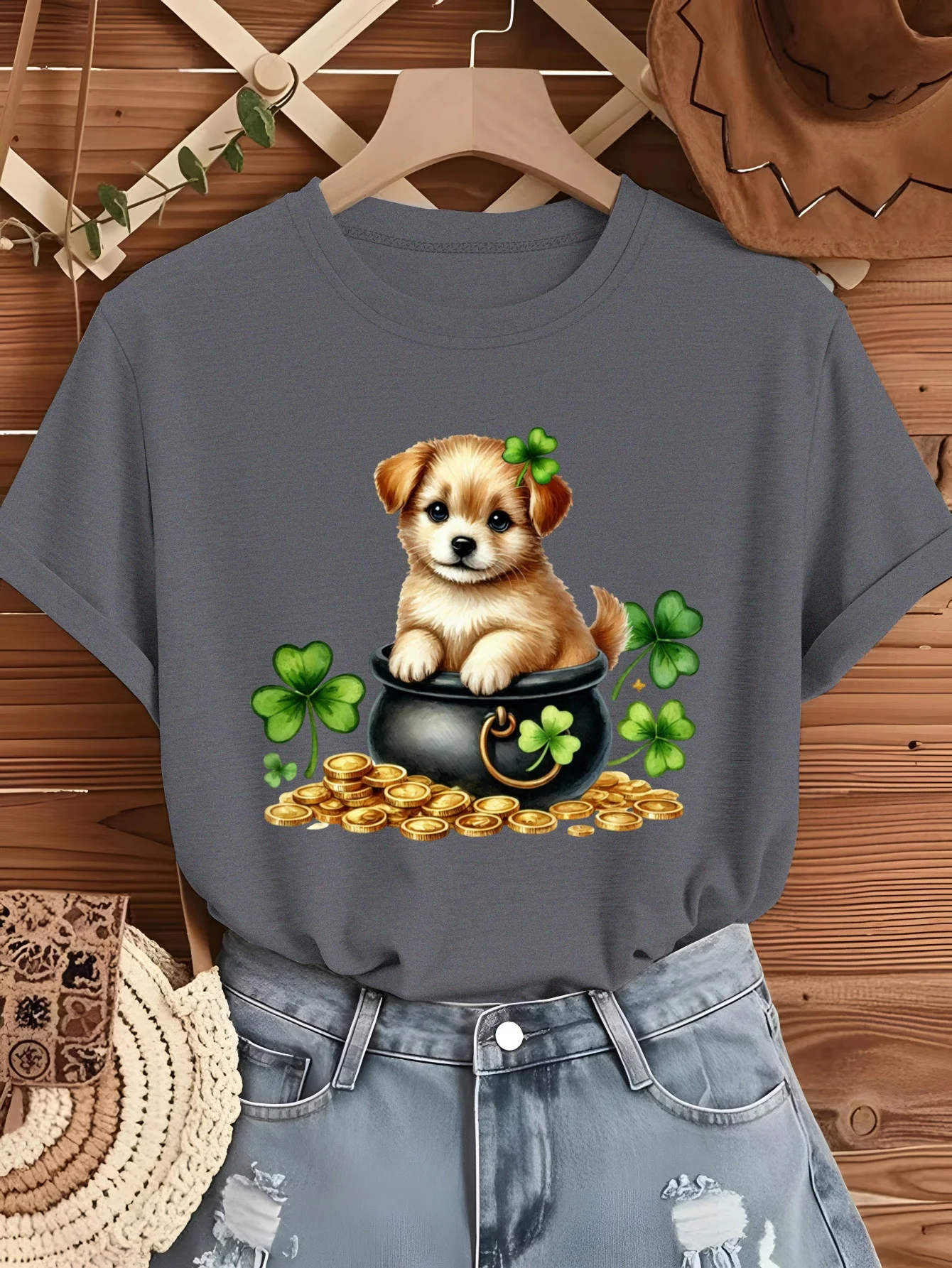 【 Popular Saint Patrick 】 Lucky Piggy Bank Puppy T-shirt Cartoon Sitting Jar Design Casual Gift Loose Trendy Top