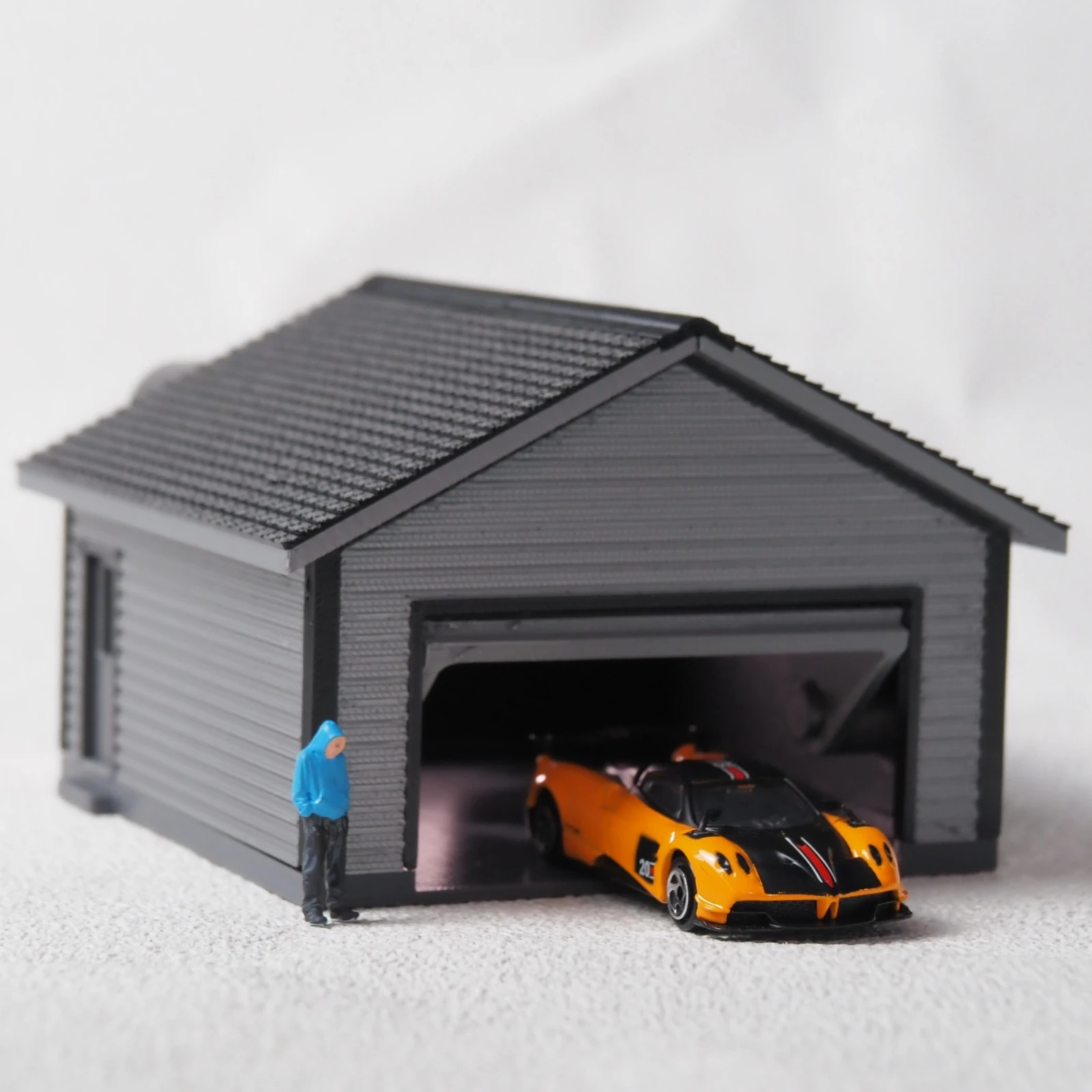 

1/64 Garage Diorama Roll-up Door Miniature Garage Model Pitched Roof Ribbed Texture