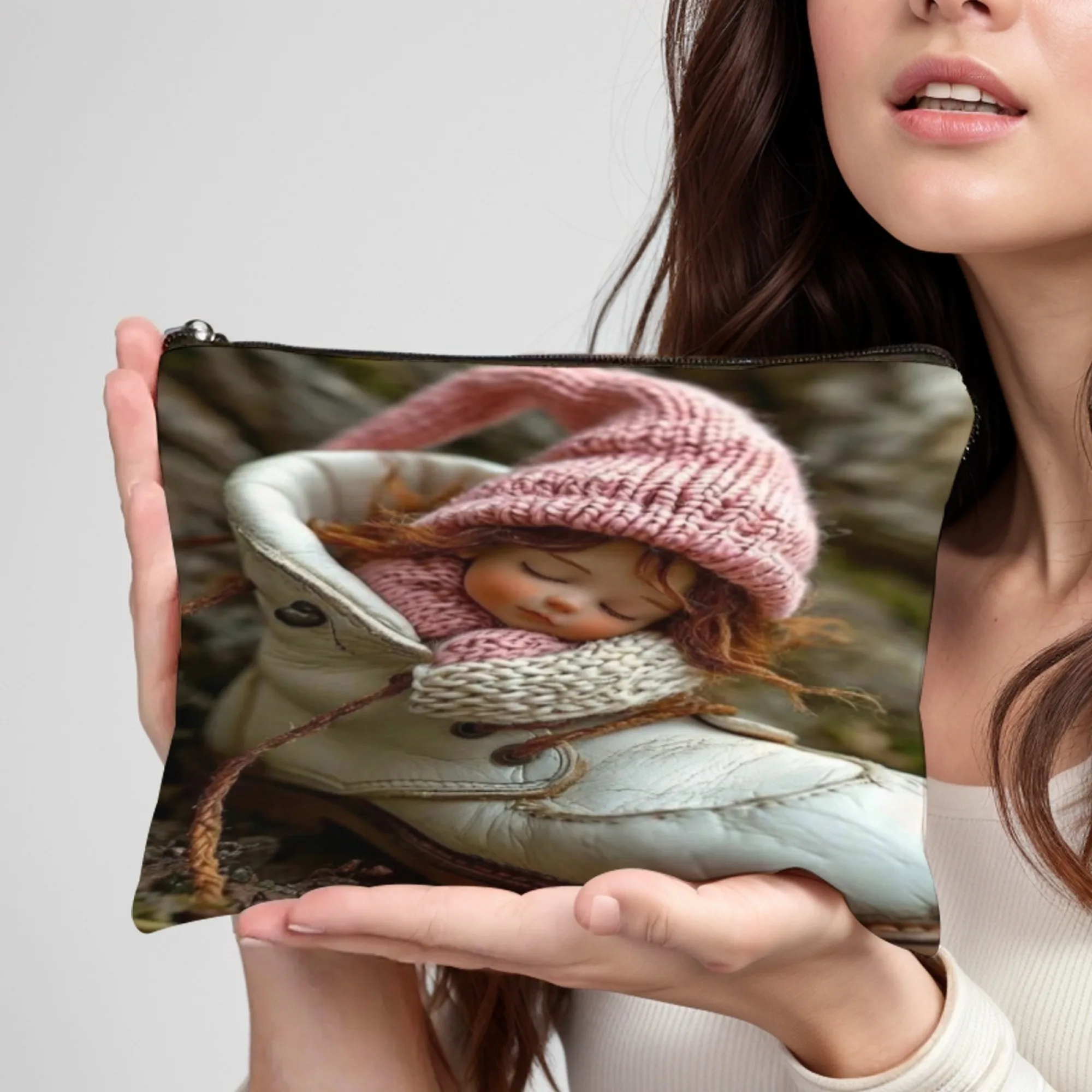 حقيبة مكياج متينة بسحاب مطبوعة من "Slap Girl" للسفر وحقيبة مستحضرات التجميل مع جيوب للنساء ومنظم أدوات الزينة لعيد الميلاد