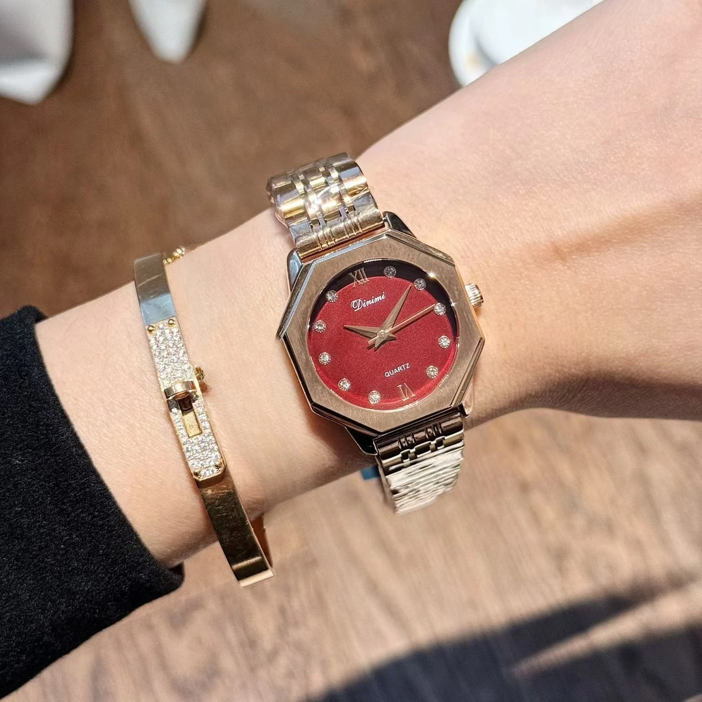 

Retro Red Watch, High-End Luxury Women'S Wristwatch, Fashionable Quartz Watch, Women'S Accessory, Women'S Gift.
