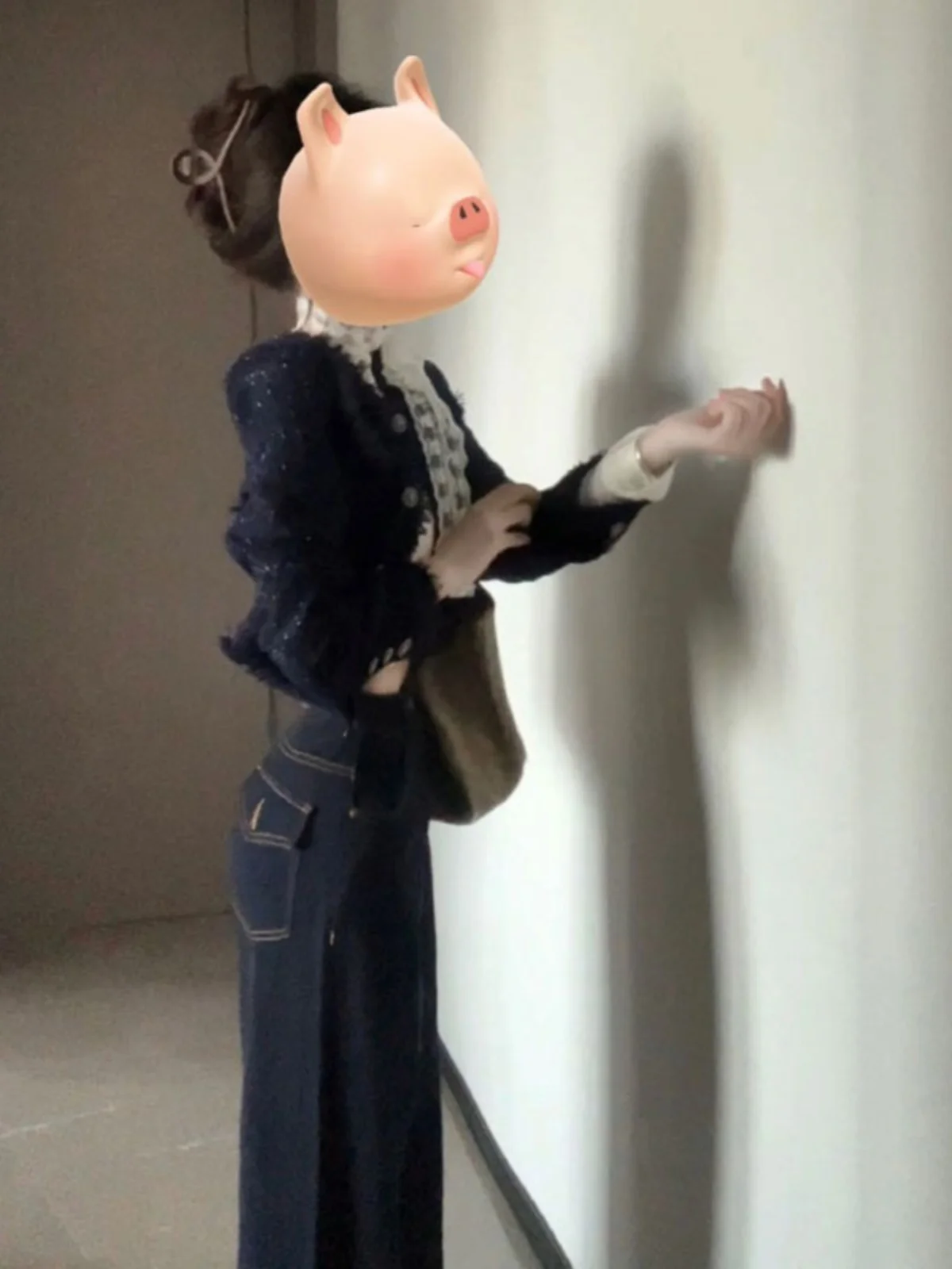 

Модный комплект из трех предметов: кружевная рубашка, джинсовая куртка и джинсы. Молодежный образ для ранней весны. Хлопковая рубашка с длинным рукавом и круглым вырезом.