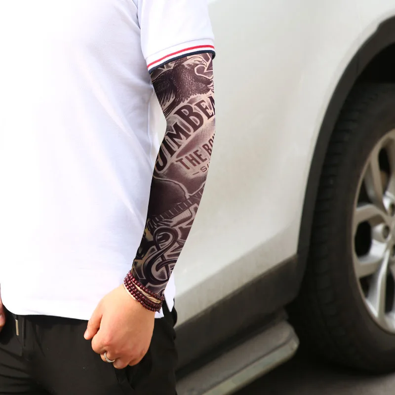 Eén mouw buiten fietsen tattoo zonnebrandcrème mouwen zomer tattoo bloem armmouwen mode-stijl