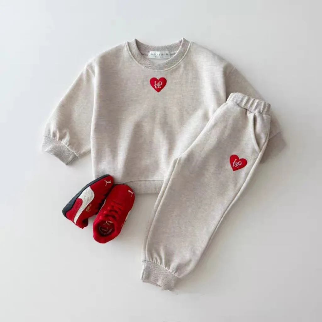 

2025 Autumn New Baby Girl Heart Embroidery Sweatshirt Children Casual Pants 2pcs Suit Kids Boys Clothes Set Toddler Outfits