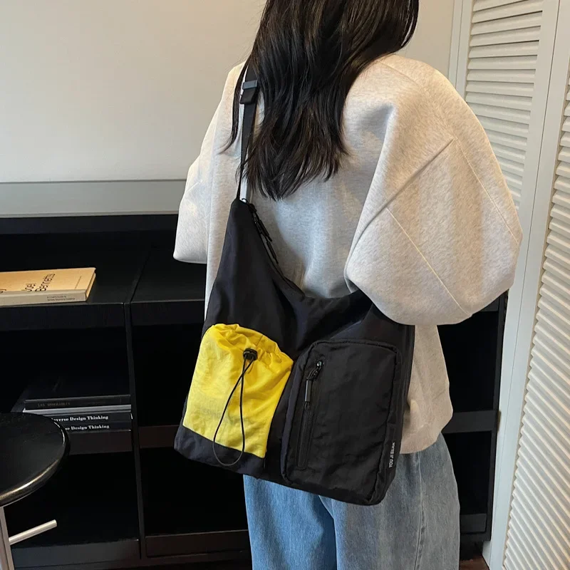 حقيبة نسائية رائعة فاخرة وخفيفة الوزن برباط بسيط بألوان متباينة حقيبة كتف من القماش المركب حقيبة كروس