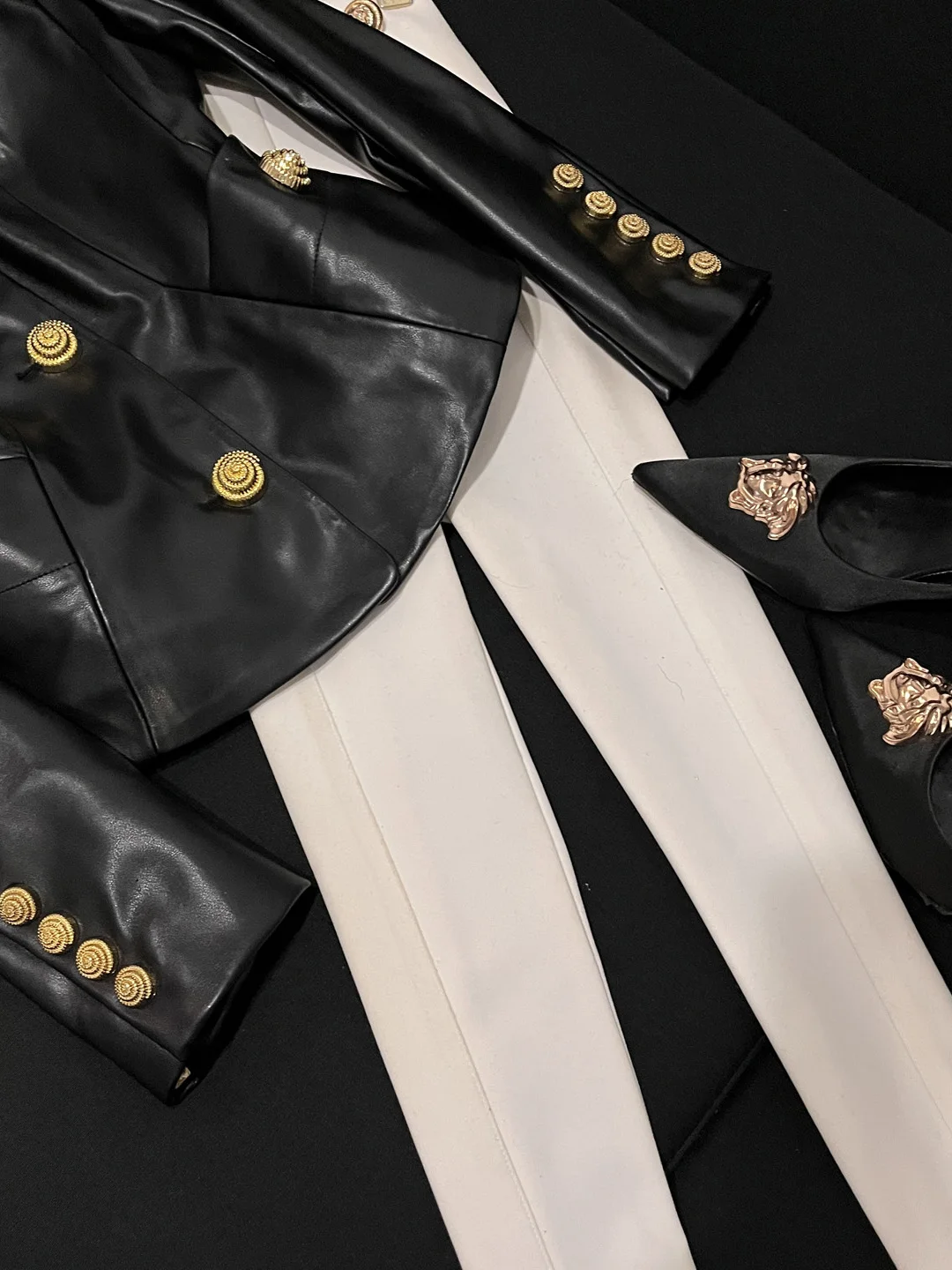 2025 신상 슬레 셀레브리 패션 스네일 메탈 버튼 슬림핏 가죽 재킷 코트 A30004 출퇴근용 슬레 롱 슬리브 라운드 넥