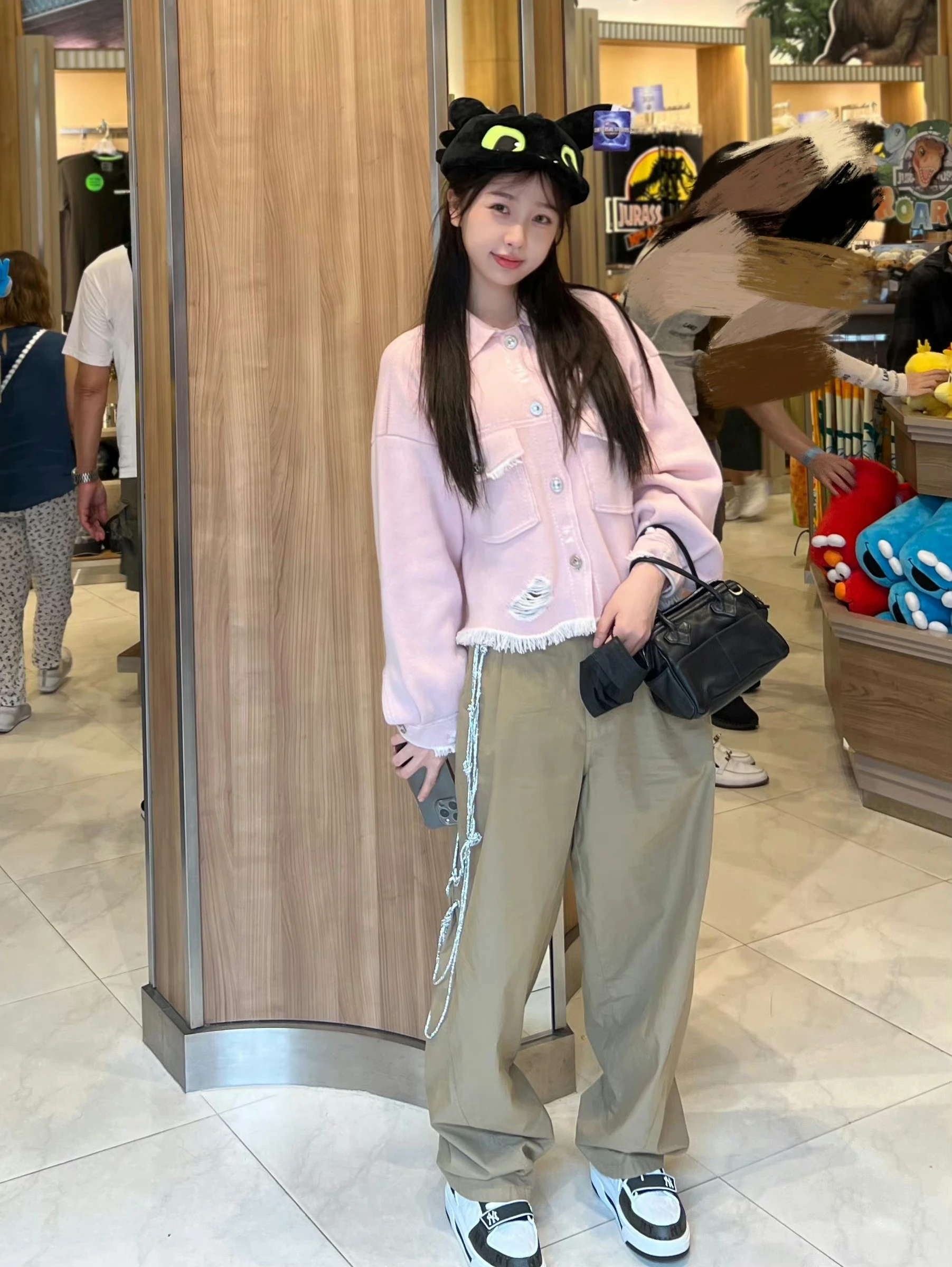 

Pink Knitted ort Coat with Hole Design And Turn-down Collar in Small Fraance Sle for Women Faionable And Ele