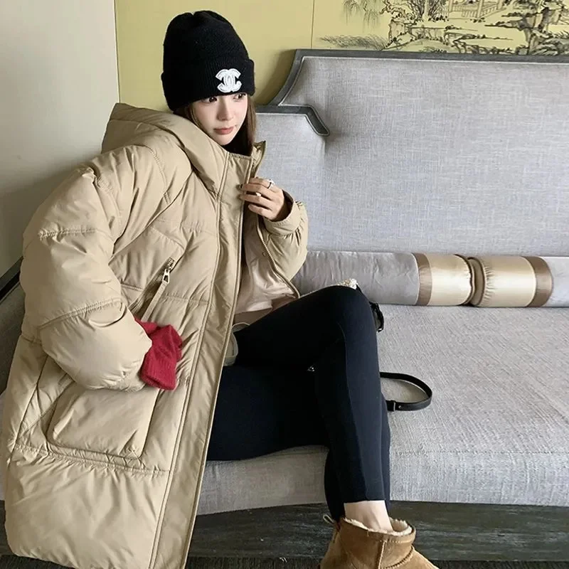 Cappotto invernale stile coreano imbottito in cotone ispessito vestibilità ampia lungo nuovo modello 2025 piumino imbottito con cappuccio abbigliamento da neve JJ535