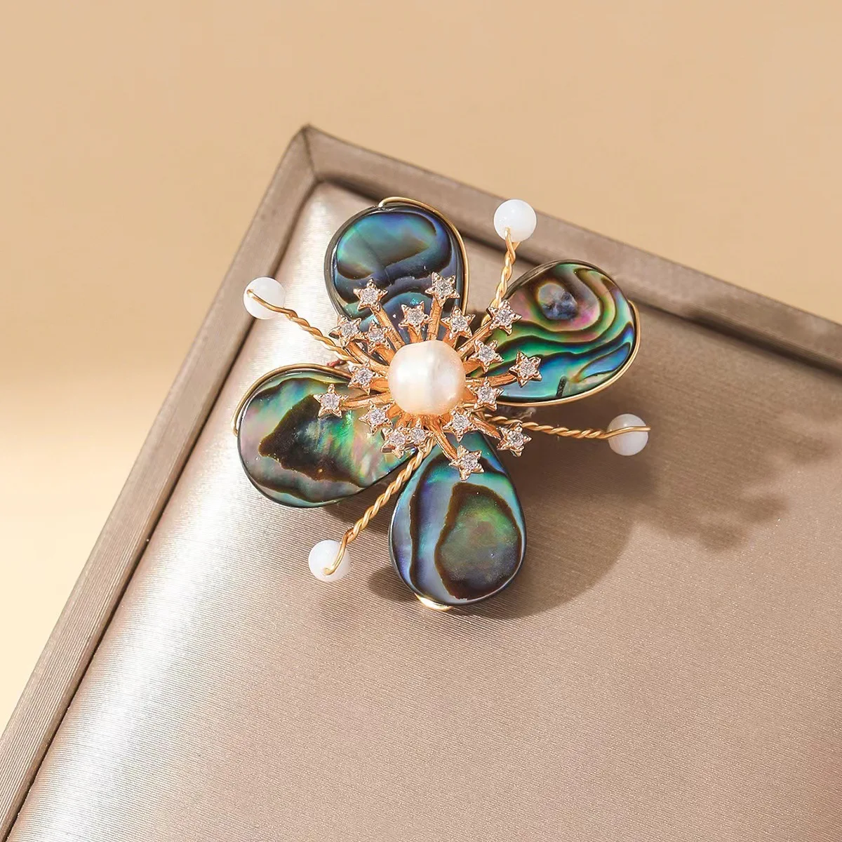 

Baroque Pearl Flower Brooch Abalone Shell Suit Fashion Pin Temperament Jacket Corsage Accessories