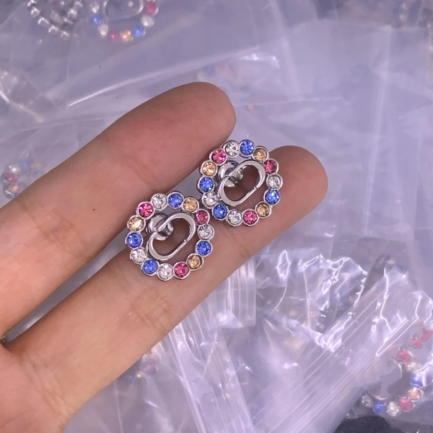 

Новые ретро-серьги-гвоздики для женщин: роскошные, с цирконами, жемчугом и бантом, ювелирные украшения для пирсинга