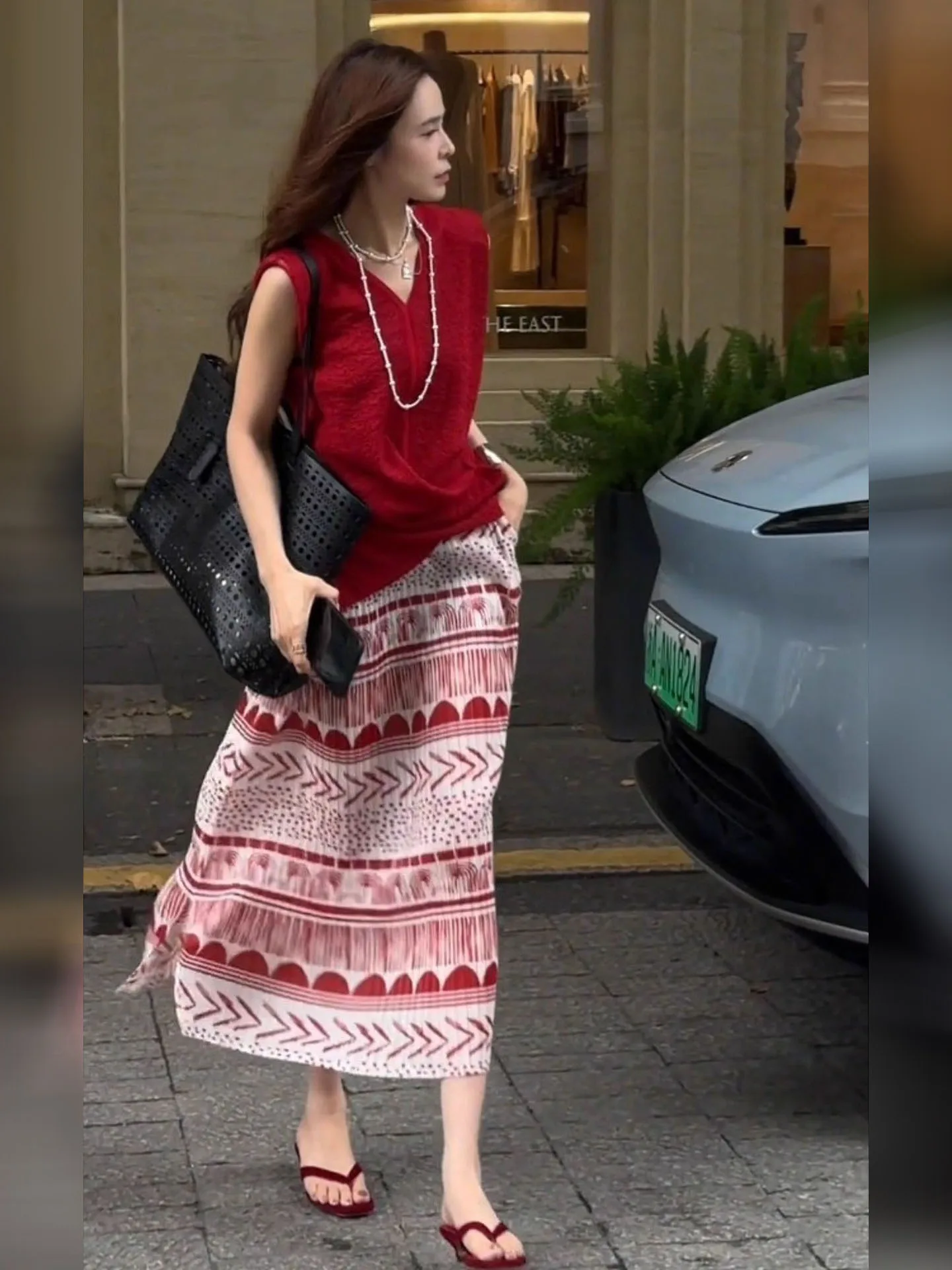 

Потрясающий комплект из красного топа и юбки ранней весны, корейский костюм из двух предметов High Sensation, повседневная одежда для женщин в их 20-х годов и...