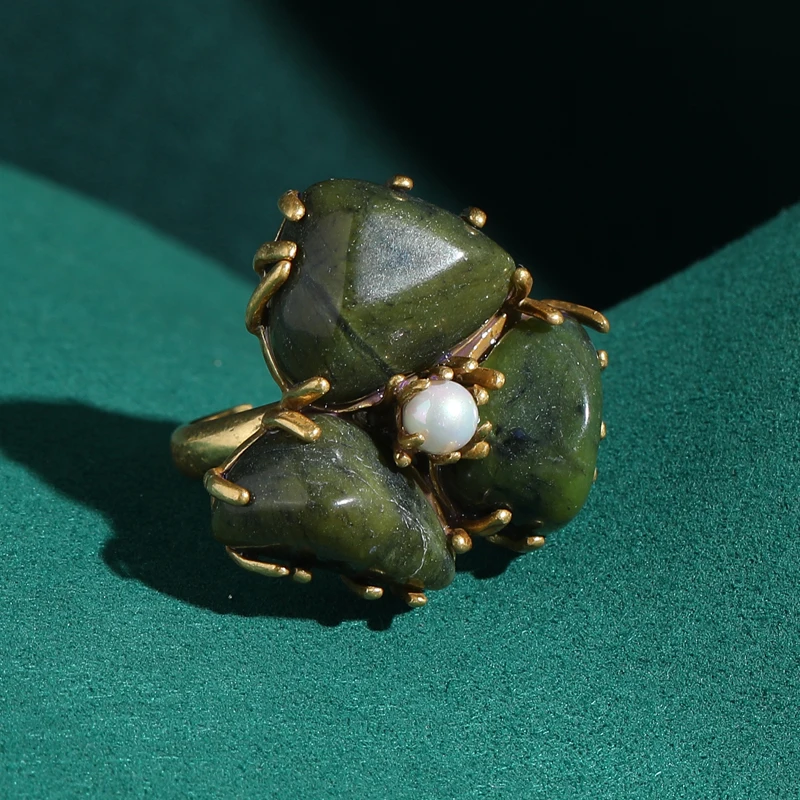 مجوهرات عتيقة عتيقة خاتم أخضر على شكل بتلات من الحجر الطبيعي زهرة لؤلؤ ذهبي اللون إكسسوارات فاخرة للنساء جديد 2025 #3
