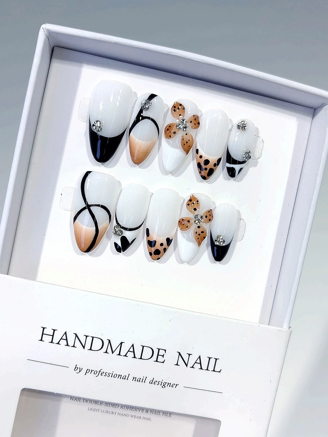 Leopardo blanco y flor 3D, diamantes de imitación, almendra, prensa en las uñas, juego de uñas postizas hechas a mano para mujeres (10 piezas) D558