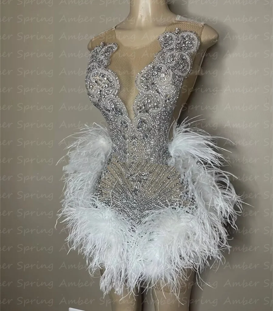 فساتين لحضور الحفلات الموسيقية قصيرة بيضاء مخصصة للفتيات السود الغنيات كريستال حجر الراين ريشة فساتين حفلة عيد ميلاد صغيرة رداء العودة للوطن 2025