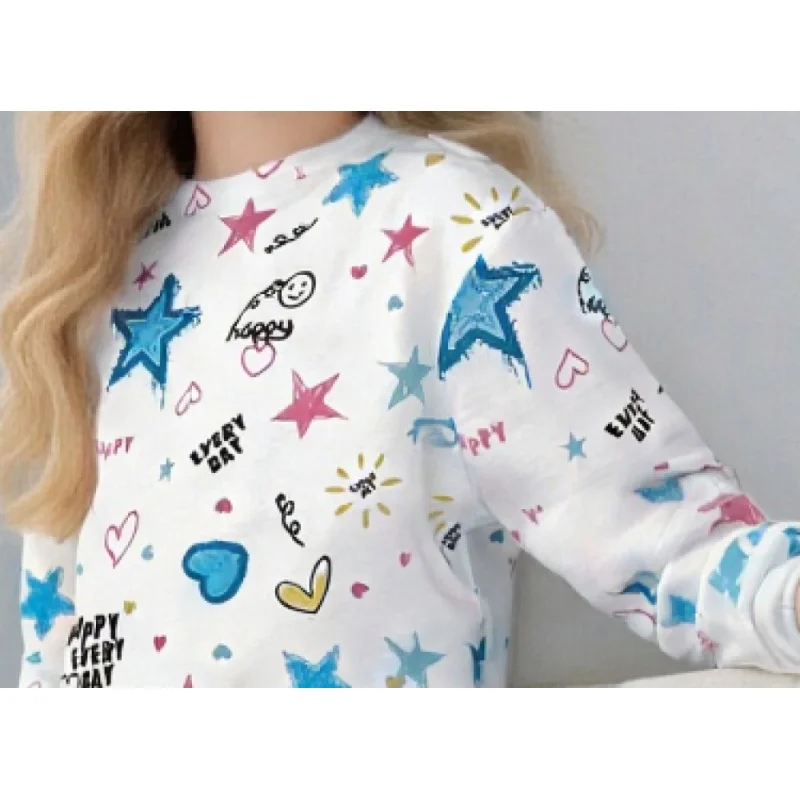 Moletom infantil casual com gola redonda – blusa branca de manga comprida com estrela azul, coração e estampa gráfica "feliz todos os dias"