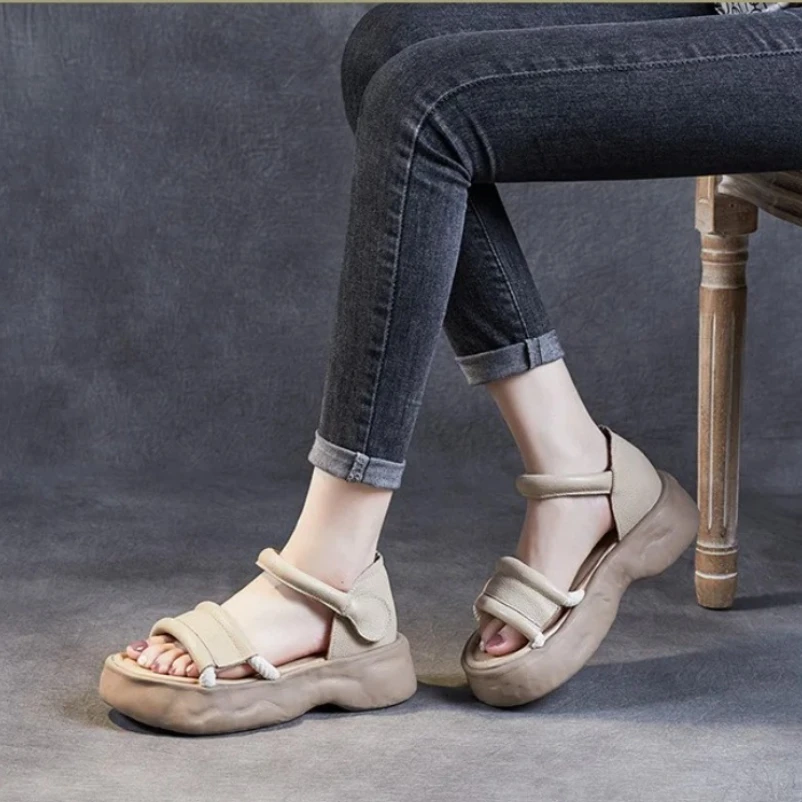 

Лидер продаж, летние женские сандалии из коровьей кожи высотой 5,5 см, удобные модные женские туфли на плоской подошве с открытым носком на резиновой мягкой подошве с крючками