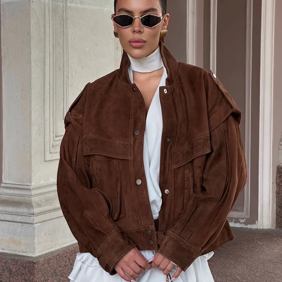 سترة نسائية أنيقة من جلد الغزال المخملي بأكتاف عريضة وجيوب كبيرة، ملابس خارجية لخريف 2025 بأكمام طويلة وإغلاق بالأزرار