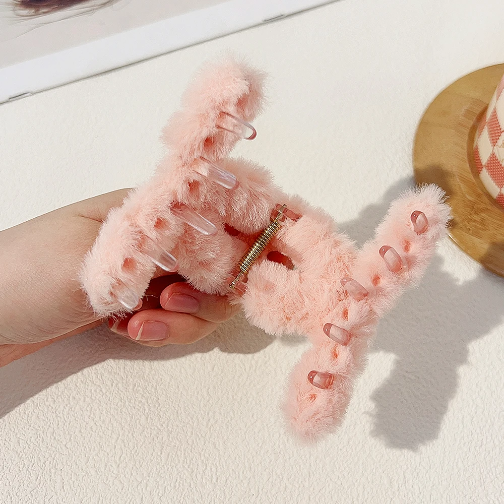 Mini Plush Hair Claw Elegant Acrylic Hairpins Faux Fur Hair Clip Barrette Crab Headwear for Women Girls Hair Accessories