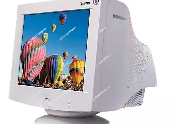 

Старомодный настольный компьютер с большой головкой, экран компьютера, фототрубка в обычном использовании, старомодная клавиатура.